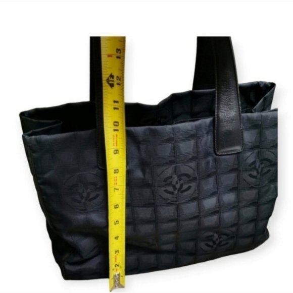 CHANEL NYLON Camellia vintage tote - Picture 7 of 12